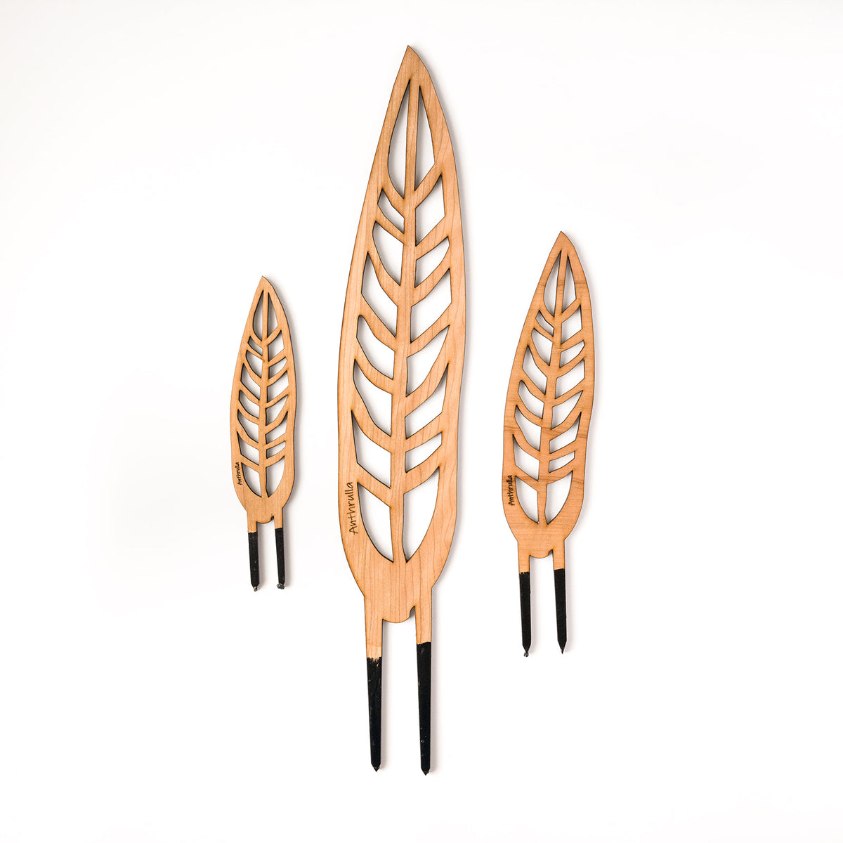 Plant support with leaf shape in different sizes